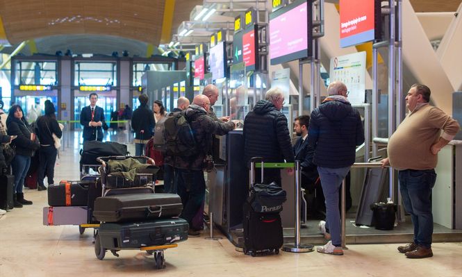 Varios viajeros durante la huelga del handling de Iberia convocada por UGT y CCOO en el en el aeropuerto Adolfo Suárez Madrid-Barajas, a 7 de enero de 2024, en Madrid (España).