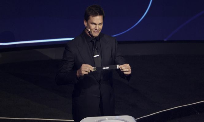 Tom Brady exhibe el cartel de España como cabeza del Grupo H para el Mundial 2026. EFE.&nbsp;