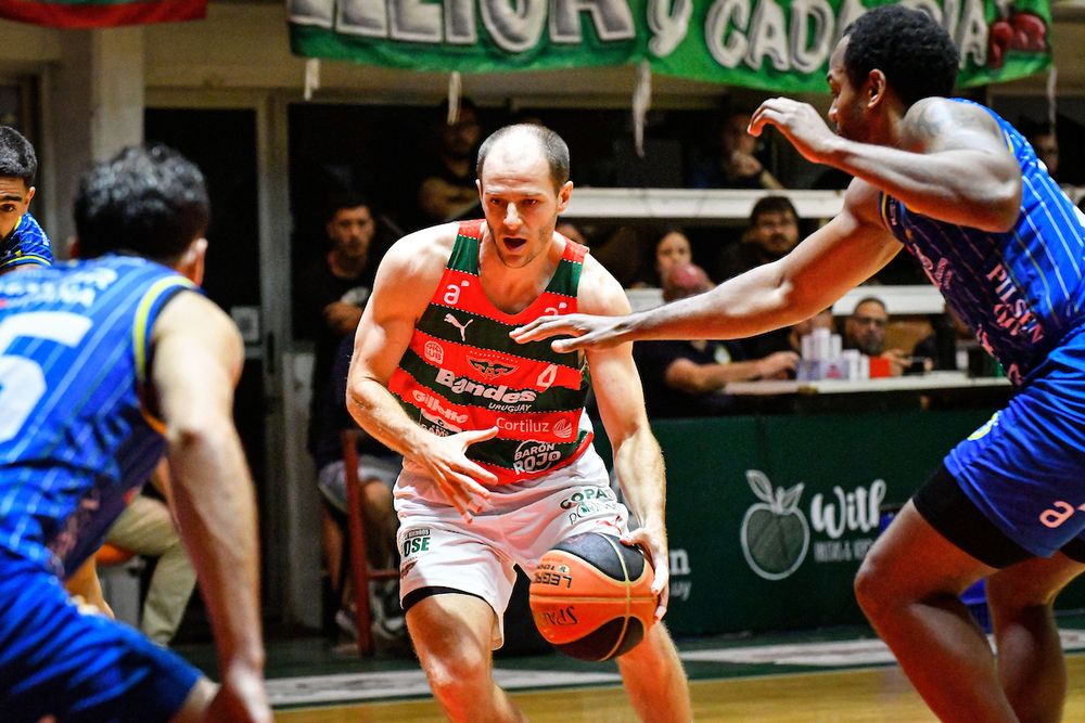 Santiago Vidal en el partido entre Aguada y Hebraica