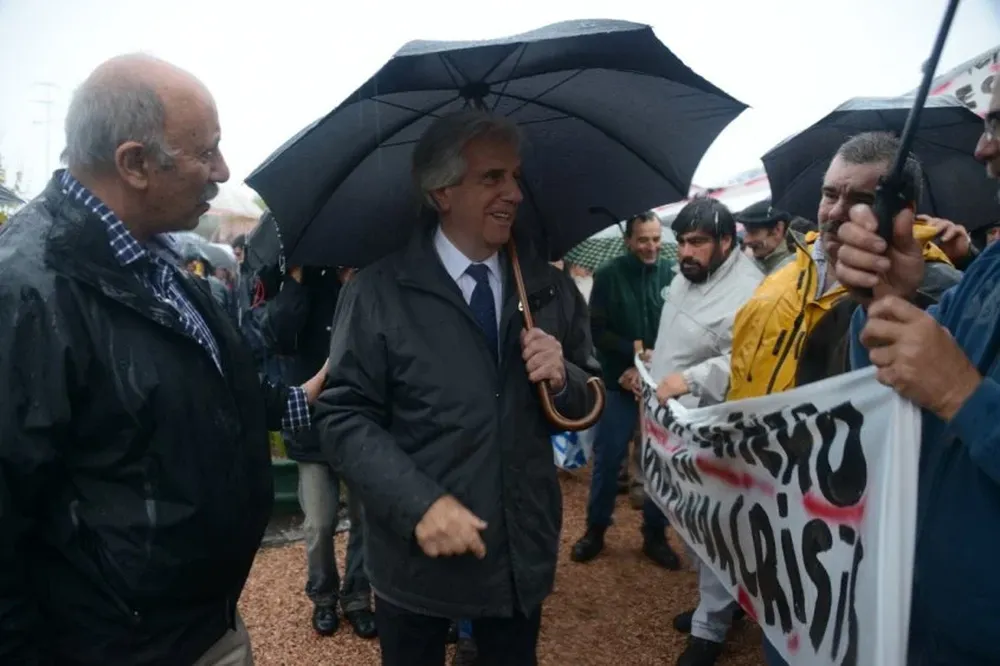 Presidente Vázquez saluda a productores lecheros en Cardal, Florida y recibe reclamos