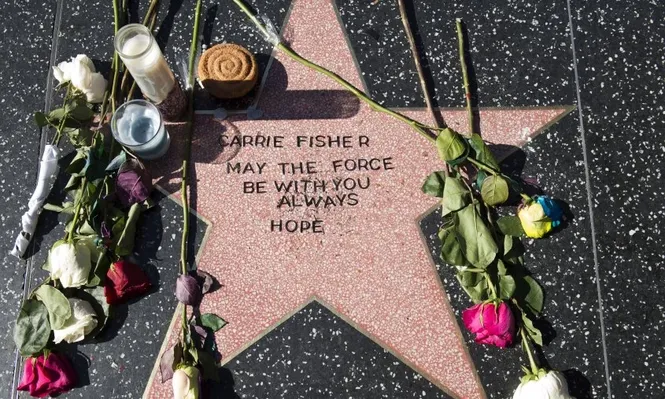 Carrie Fisher fue enterrada en una urna con forma de pastilla de Prozac