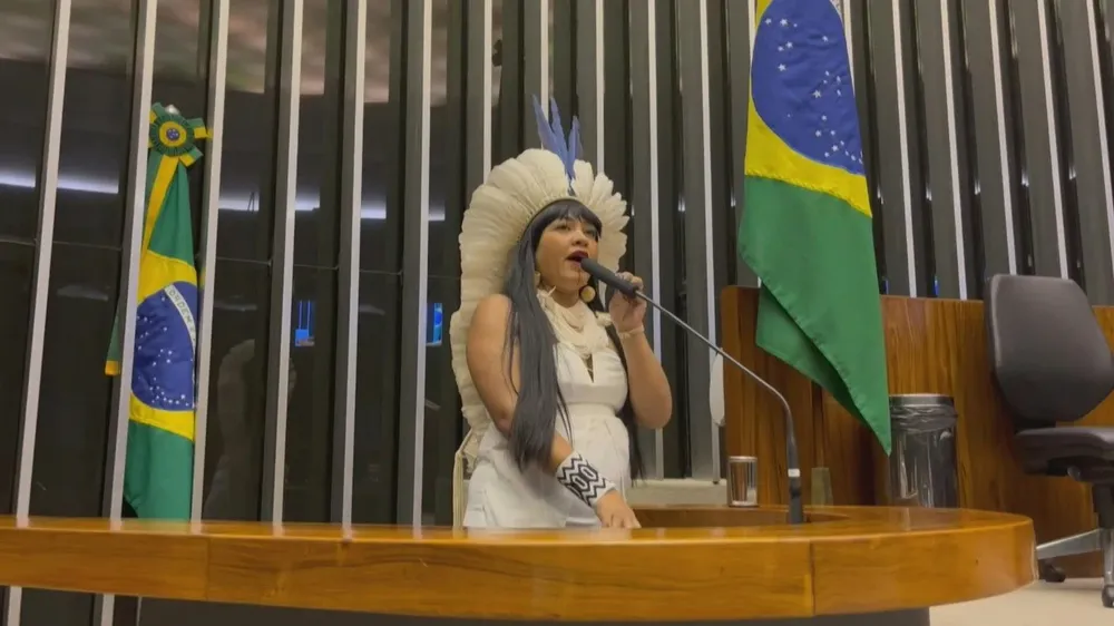 El marco temporal premia al ladrón de tierras indígenas, denunció la diputada indígena Celia Xakriabá.