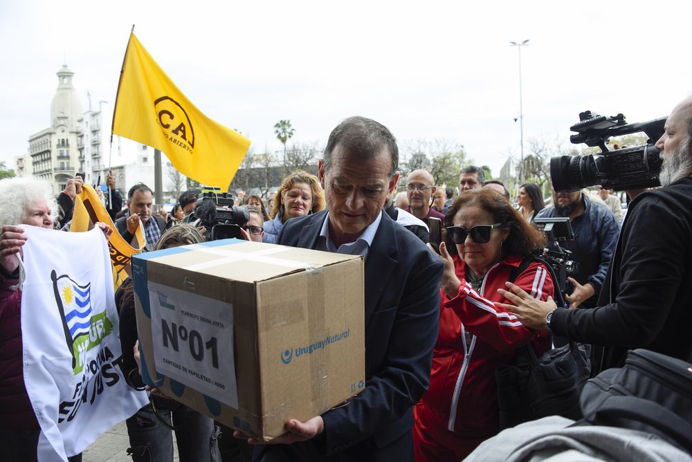 Guido Manini Ríos el día que Cabildo Abierto presentó las firmas ante la Asamblea General