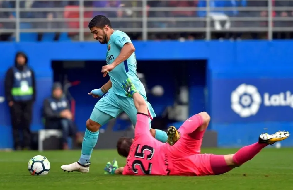 Luis Suárez elude al golero serbio de Eibar, Marko Dmitrovic, en la victoria de Barcelona ante EIbar, 1-0, por Liga Española