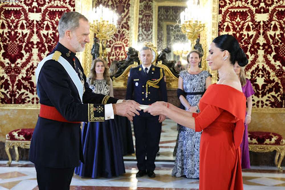 Rey Felipe VI y embajadora de serbia Irene Sarac