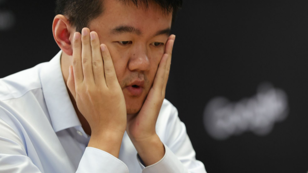 Ding reacciona ante su error.