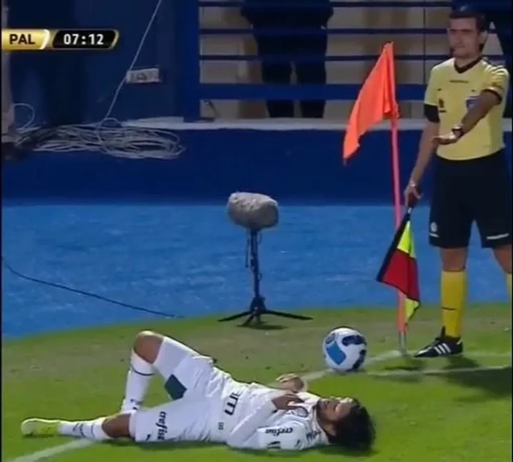 Scarpa en el piso y el línea le pide disculpas