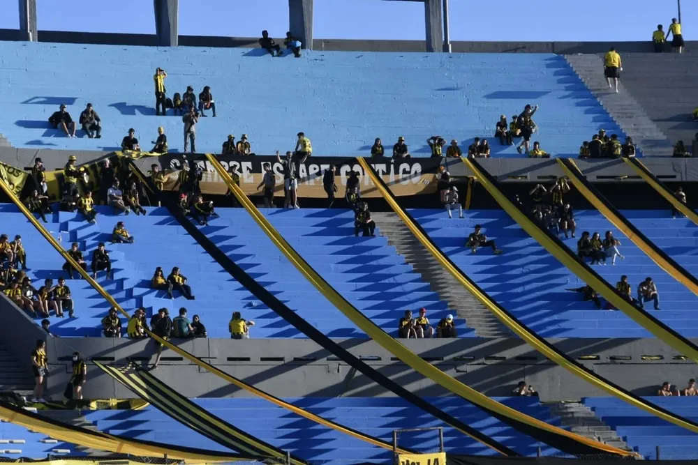 Hinchas de Peñarol en la final ante Plaza Colonia en el Estadio Centenario