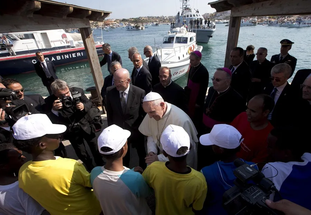 El papa Francisco con migrantes. EFE