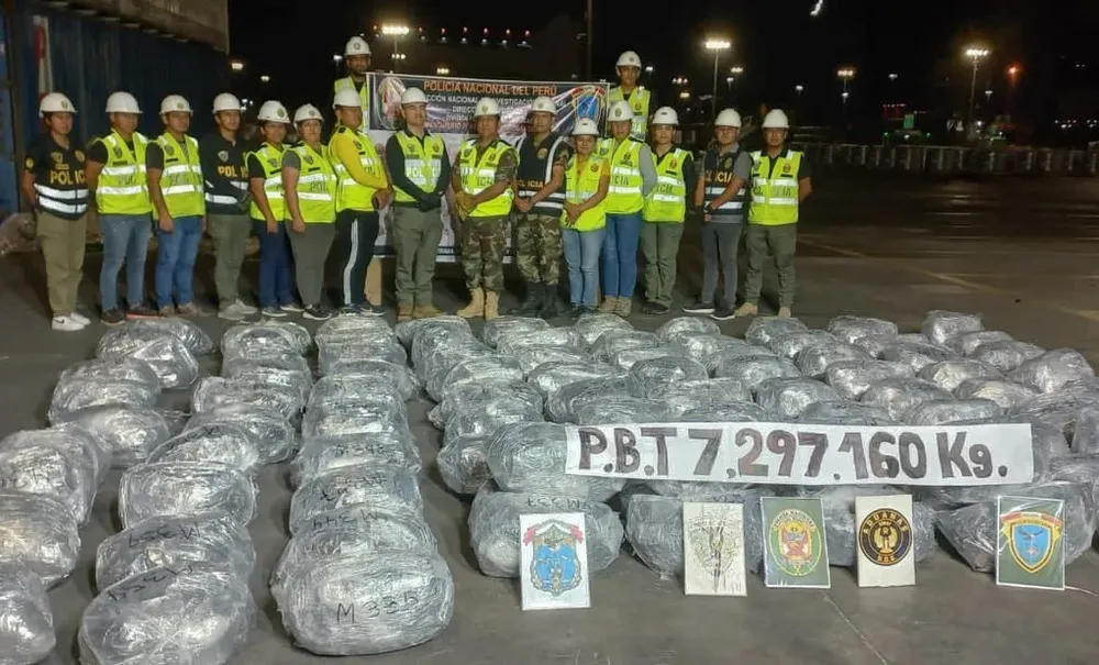 La droga decomisada permanece bajo la custodia de la división antidrogas de la Policía peruana.