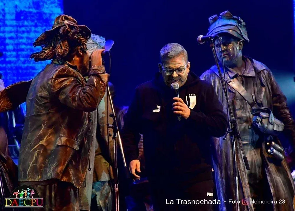 Maxi Orta, de La Trasnochada, en el cuplé donde imita a Marcelo Bielsa.