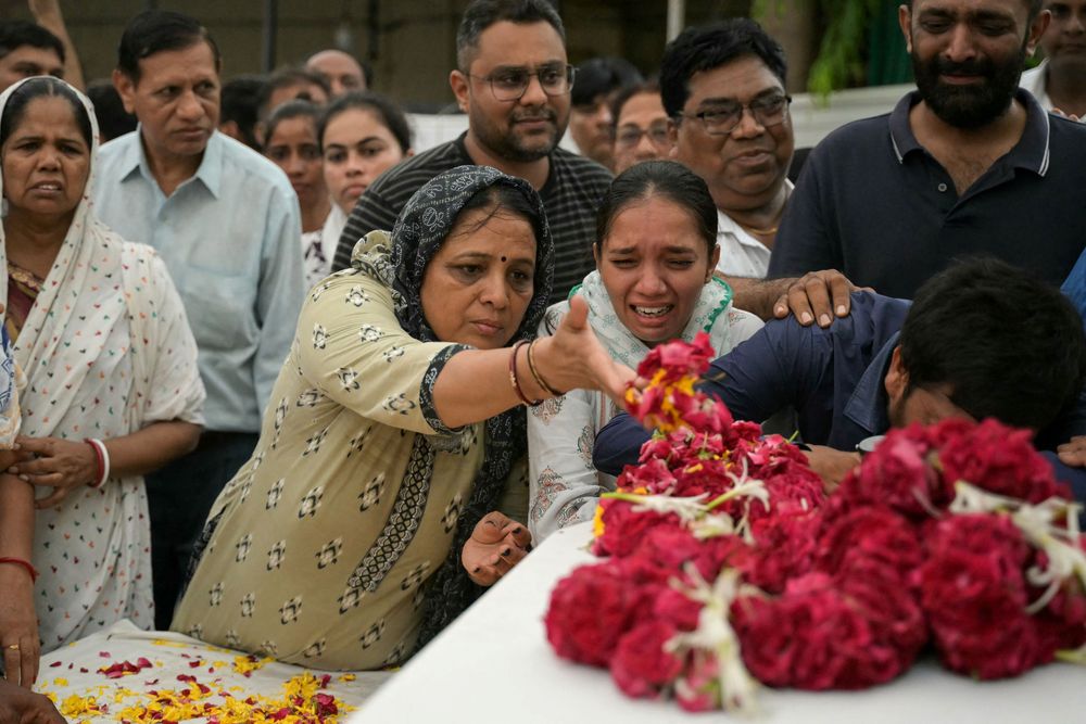 Los familiares lloran cerca de los ataúdes de las víctimas que murieron en el accidente del vuelo 171 de Air India, durante una oración especial antes de la ceremonia fúnebre en Ahmedabad el 15 de junio de 2025. Las familias en duelo celebraron funerales en la India el 15 de junio para sus familiares que se encontraban entre al menos 279 muertos en uno de los peores accidentes aéreos del mundo en décadas.