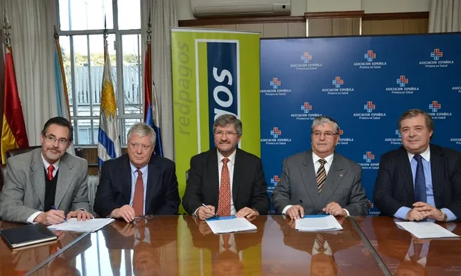 El gerente general de Redpagos, Daniel Bascou; el director de Cambio Sir, Álvaro Rodríguez; el director de Redpagos, Bernardo Leis; el presidente del Consejo Directivo de ASESP, Gerardo García Rial; y el gerente general de ASESP, Julio Martínez