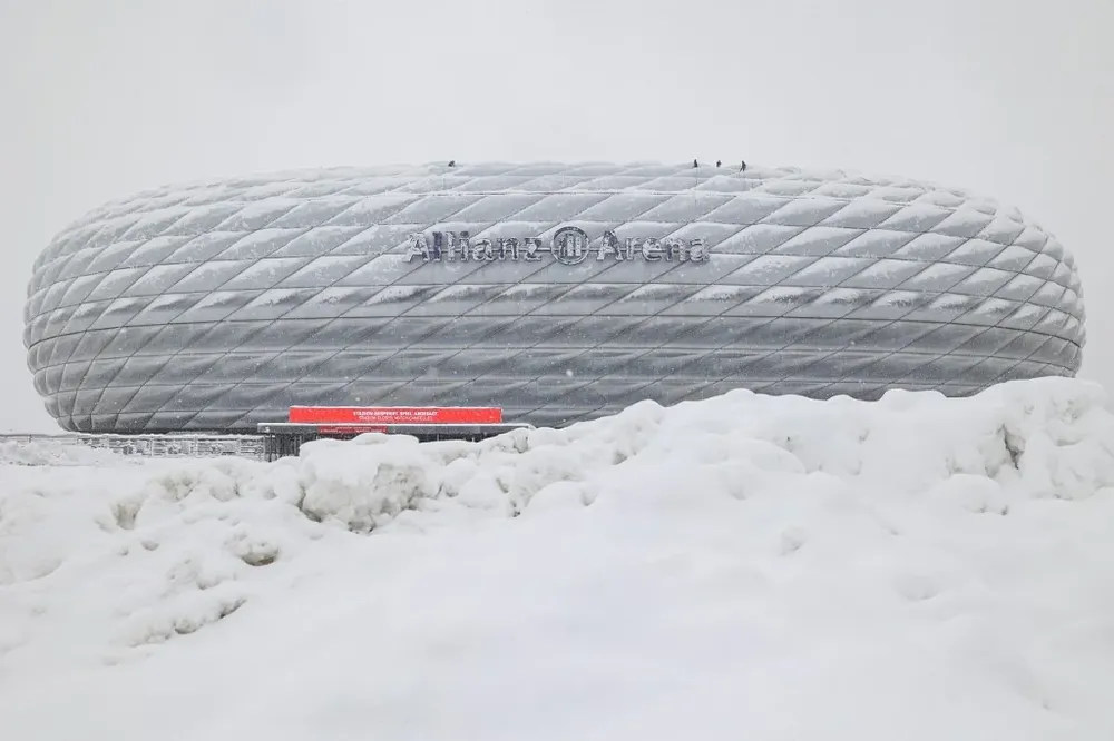 El estadio del Bayern Múnich rodeado de nieve.