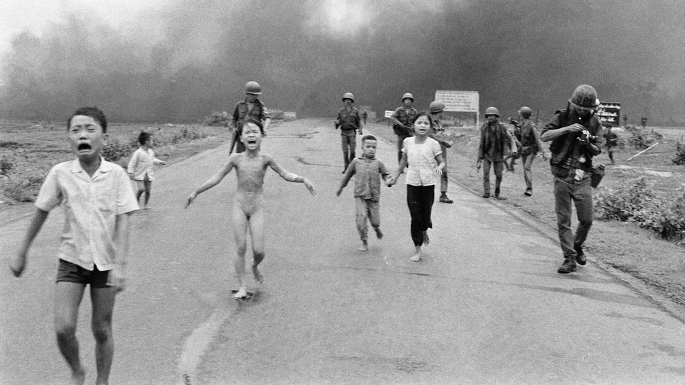 Nick Ut ganó un Pulitzer y otros numerosos premios por la foto llamada "El terror de la guerra", conocida popularmente como "La niña del napalm". En el centro se ve a Kim Phuc, de 9 años.