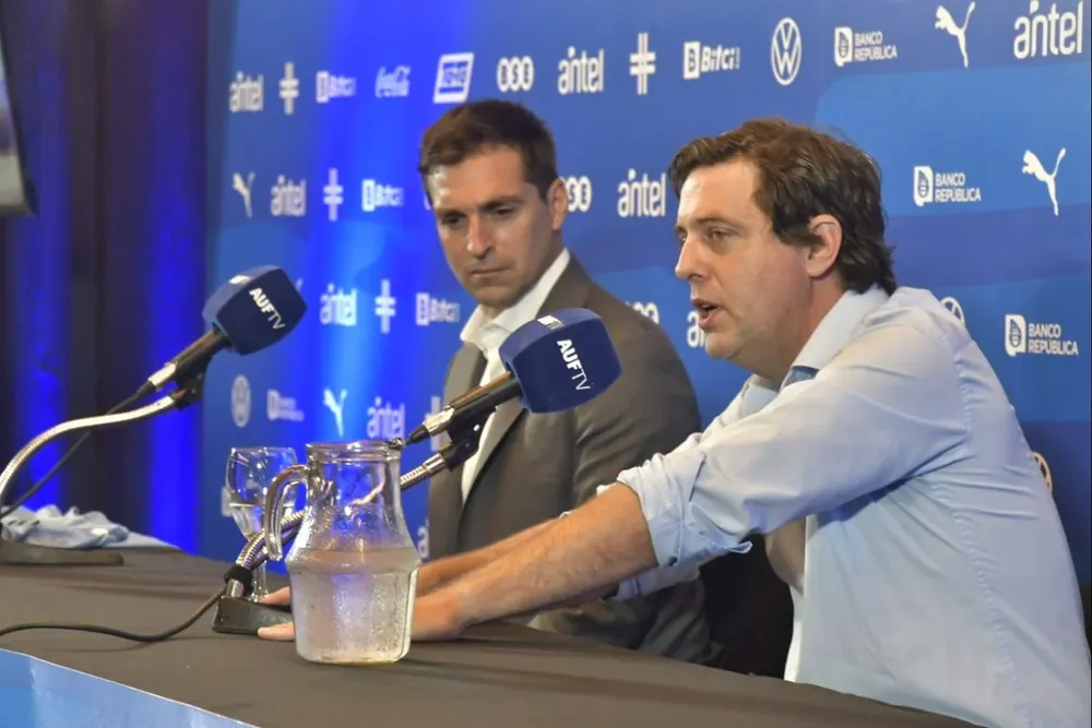 Ignacio Alonso y Diego Alonso en la presentación del nuevo entrenador de la selección uruguaya