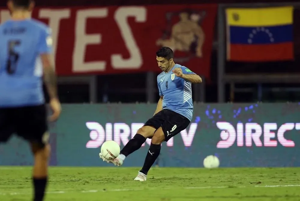 Suárez y la pelota quieta, de lo poco de Uruguay en el primer tiempo