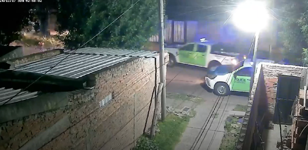 El momento en el que un patrullero atropelló en varias ocasiones a un joven que luego murió.