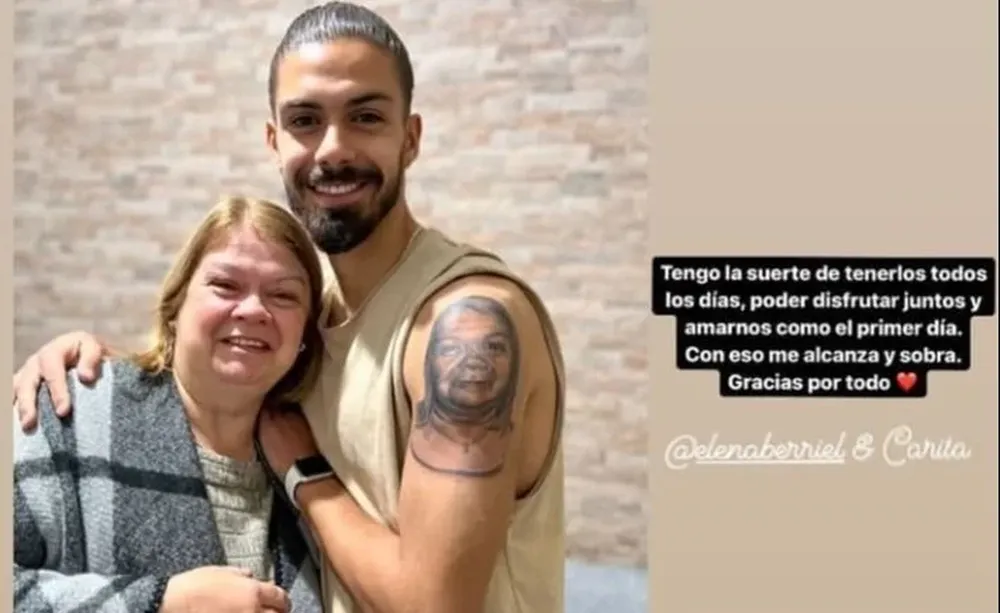 Thiago Vecino le mostró los tatuajes a sus padres Servando Vecino y Elena