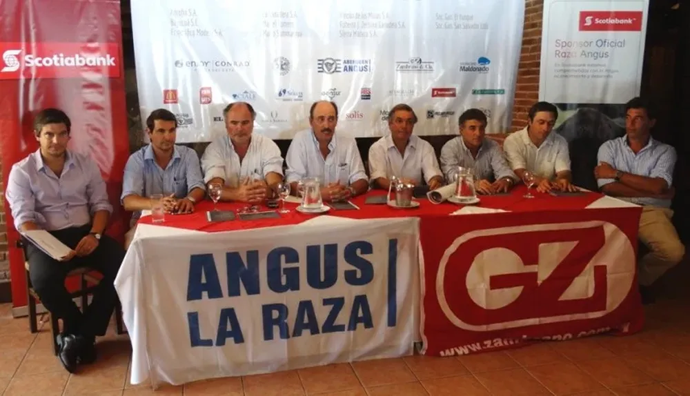 Directivos de la Sociedad de Criadores de Angus del Uruguay con integrantes del escritorio y del banco