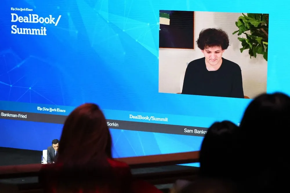 Andrew Ross Sorkin habla con el fundador de FTX, Sam Bankman-Fried, durante el DealBook Summit del New York Times