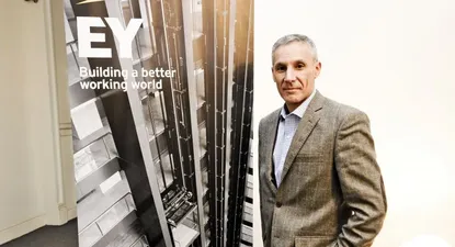 Se va a tener que capacitar a la gente para que maneje a los robots