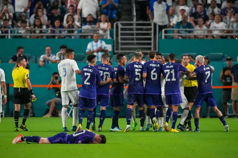 Lionel Messi yace en el suelo y todos sus compañeros salieron a defenderlo