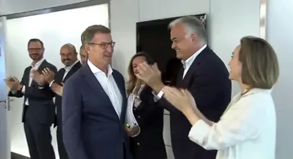 Alberto Núñez Feijóo ingresa a la sede de Génova tras el triunfo del 28-M