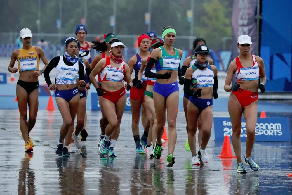 Las atletas en plena competencia en marcha femenina