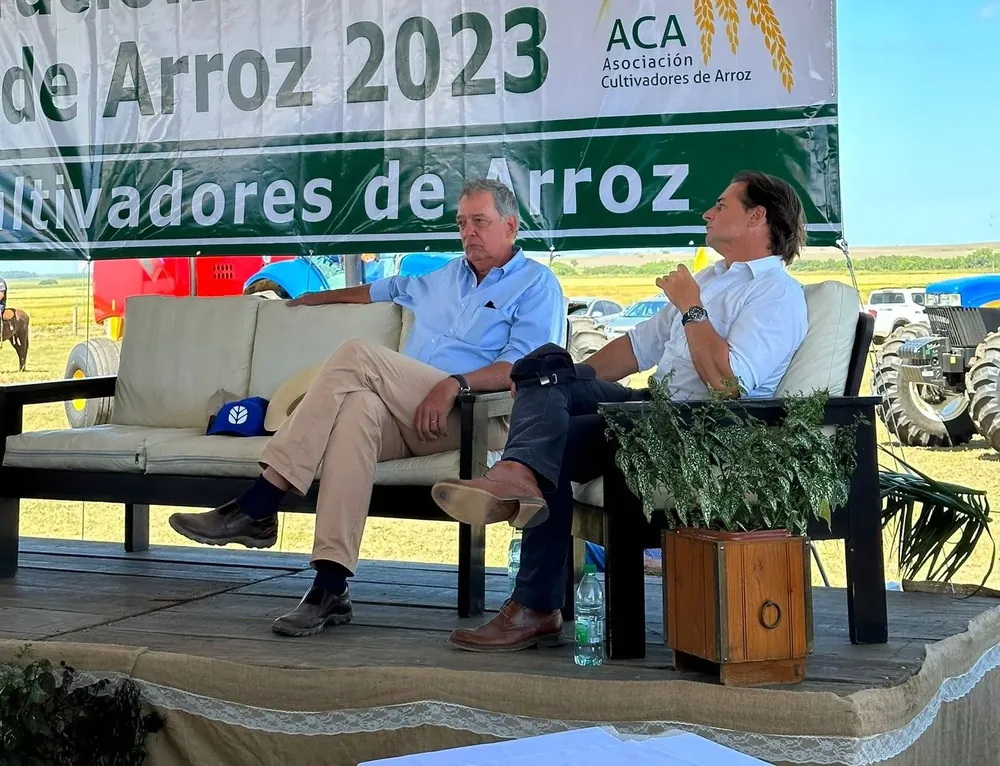 El ministro Mattos y Lacalle Pou, atentos al discurso de Lago.