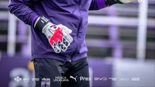 Kevin Dawson con su máscara