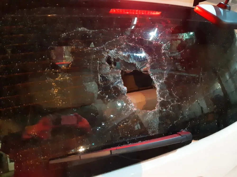 Rompen vidrio de la camioneta que trasladó a Robert Silva a El Cerro