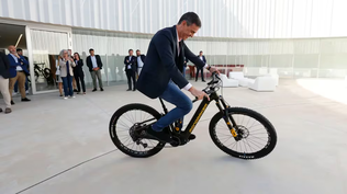 Pedro Sánchez, durante una visita a las instalaciones de una fábrica de bicicletas.