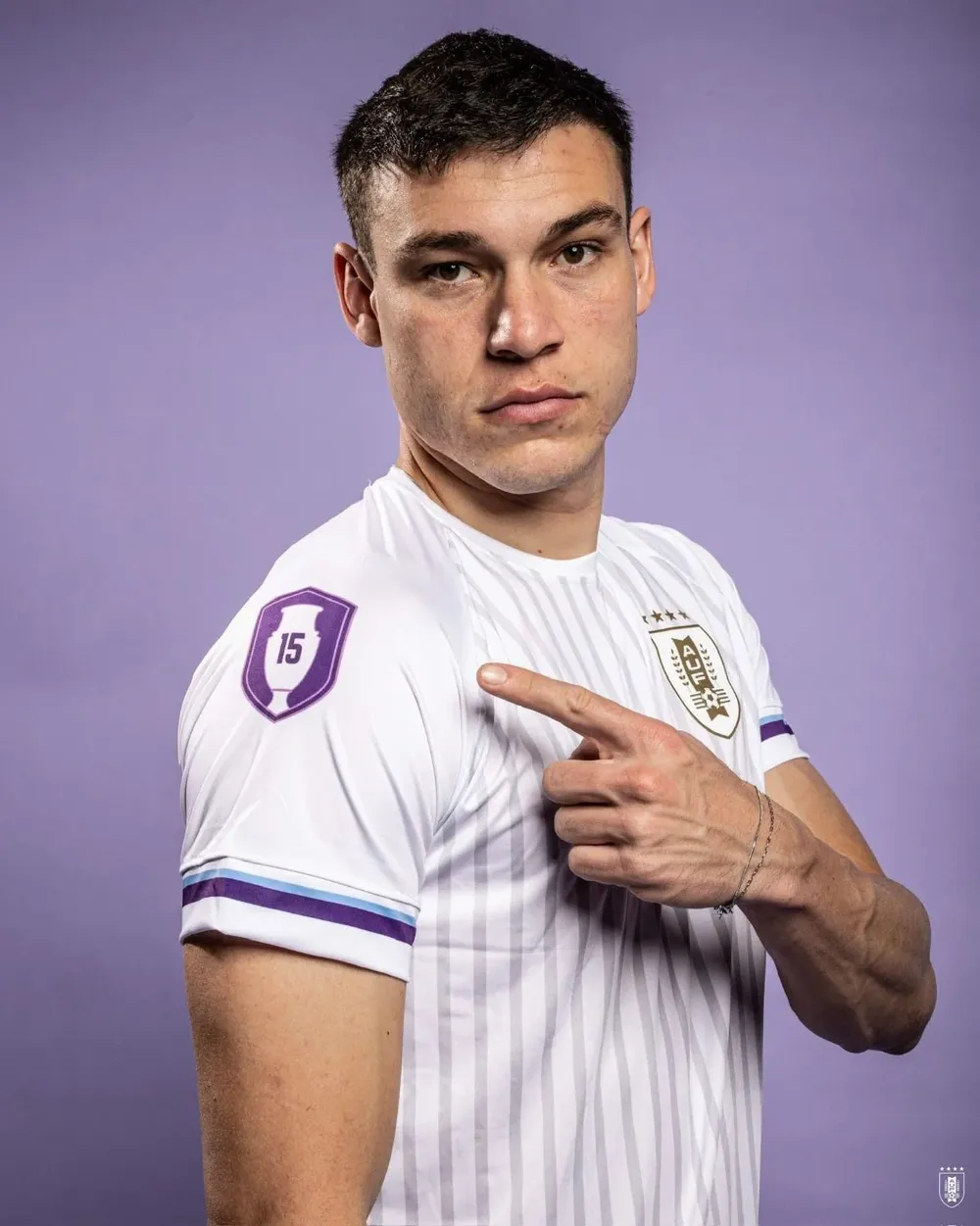 Manuel Ugarte con la nueva camiseta de la selección uruguaya