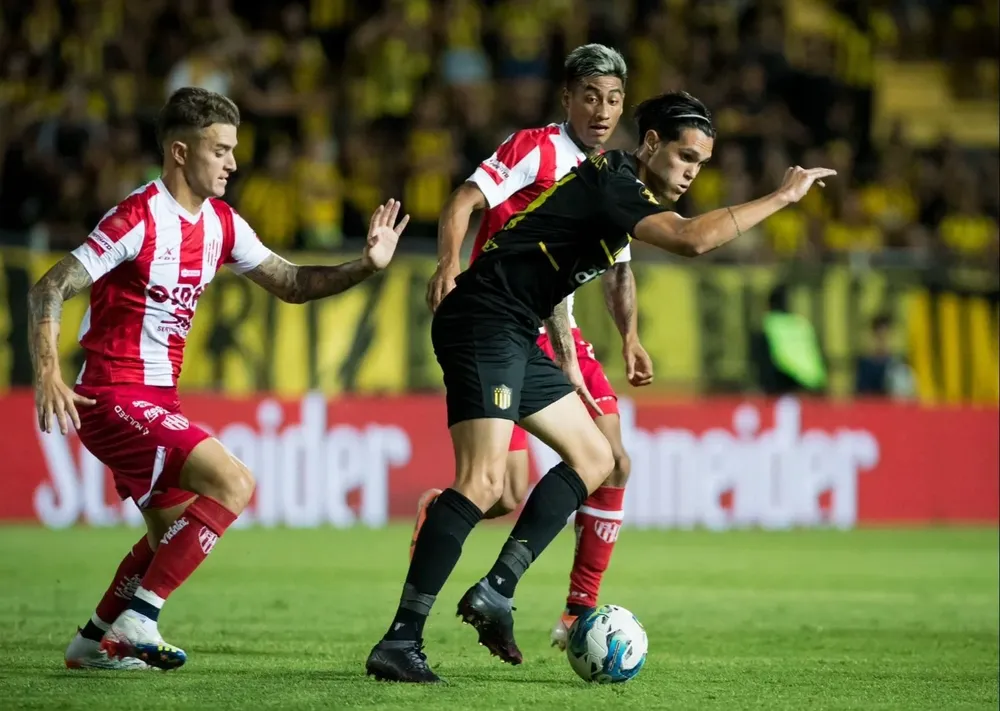 Ruben Bentancourt de Peñarol ante Unión de Santa Fe