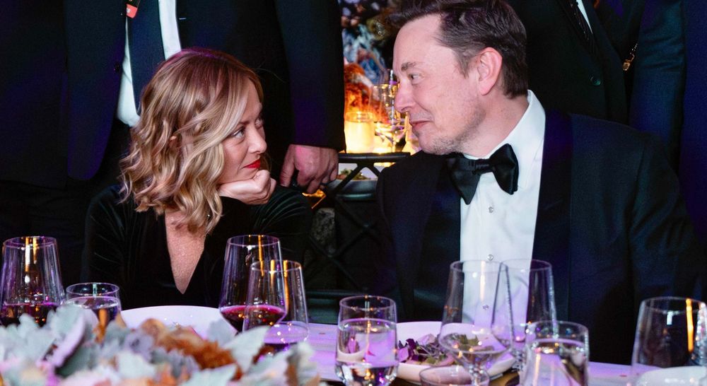 Elon Musk y Giorgia Meloni en una gala en Nueva York