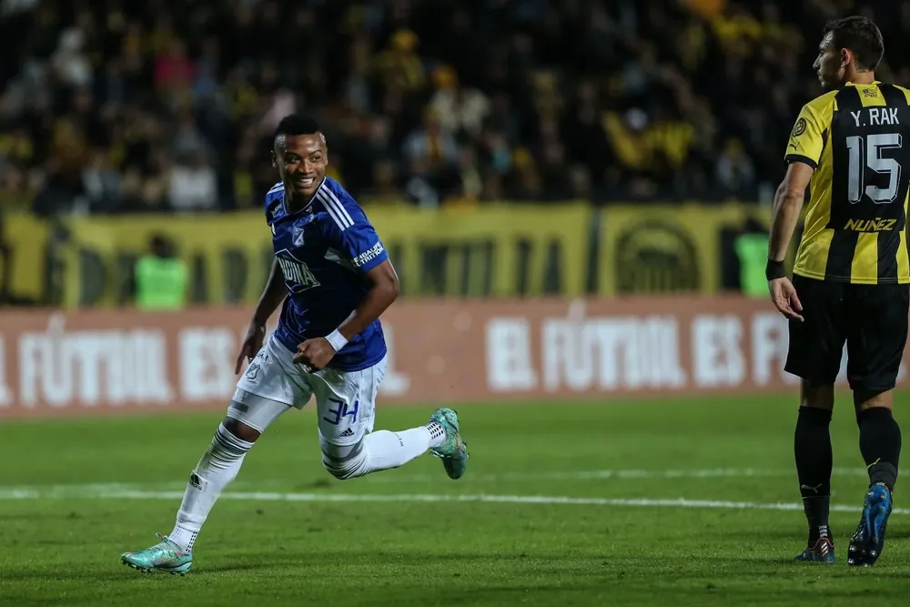 Óscar Cortés festeja al lado de Yonatthan Rak