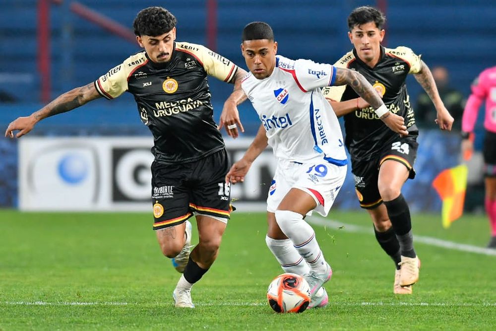 Juan Cruz De los Santos de Nacional ante Gianfranco Trasante de Progreso por el Torneo Clausura