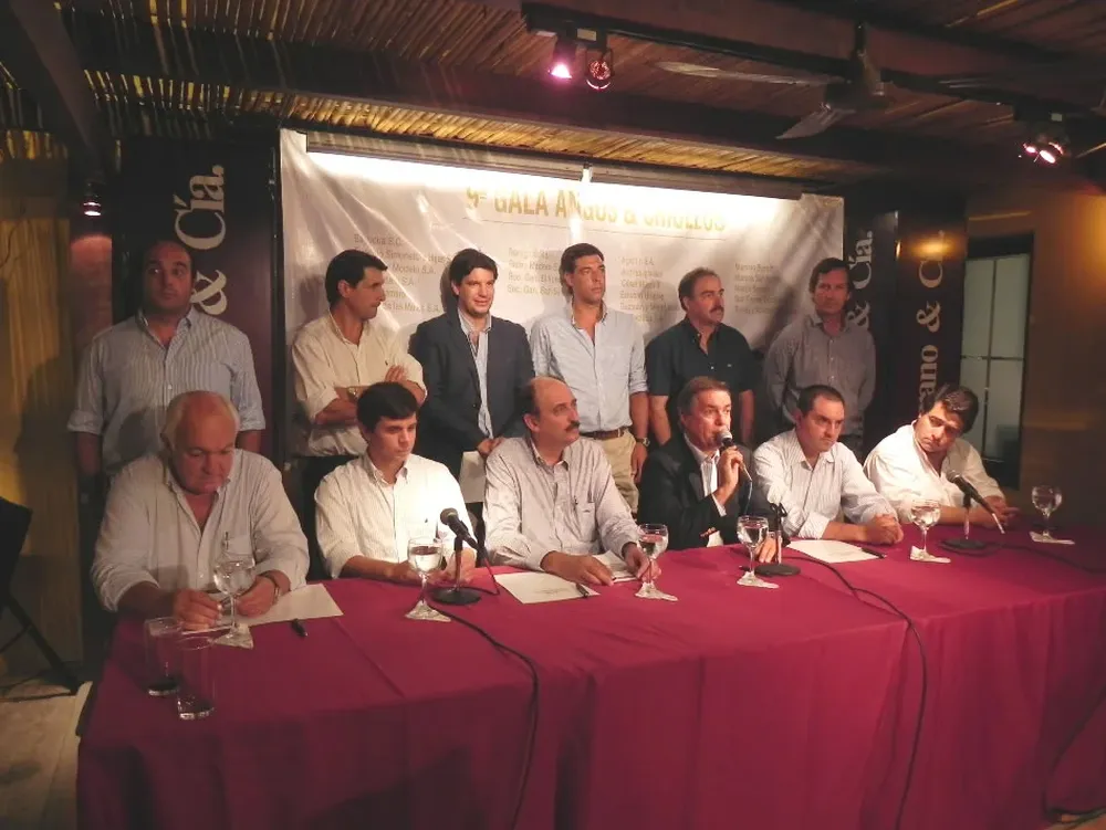 Criadores de las razas Angus y Criollos con integrantes de Zambrano y de Itaú