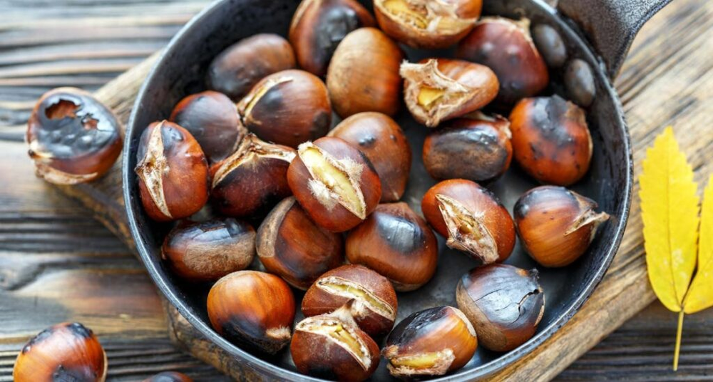 Castañas asadas, una delicia invernal europea.