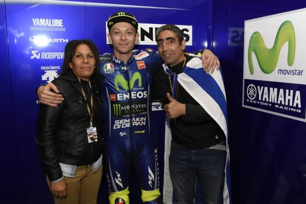 Gabriela Amorín y Luis Méndez junto a Valentino Rossi