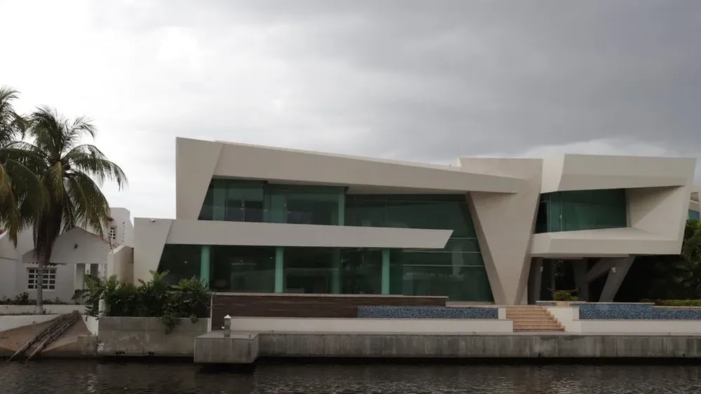 Junto a los canales que recorren la urbanización Las Villas se levantan lujosas casas.