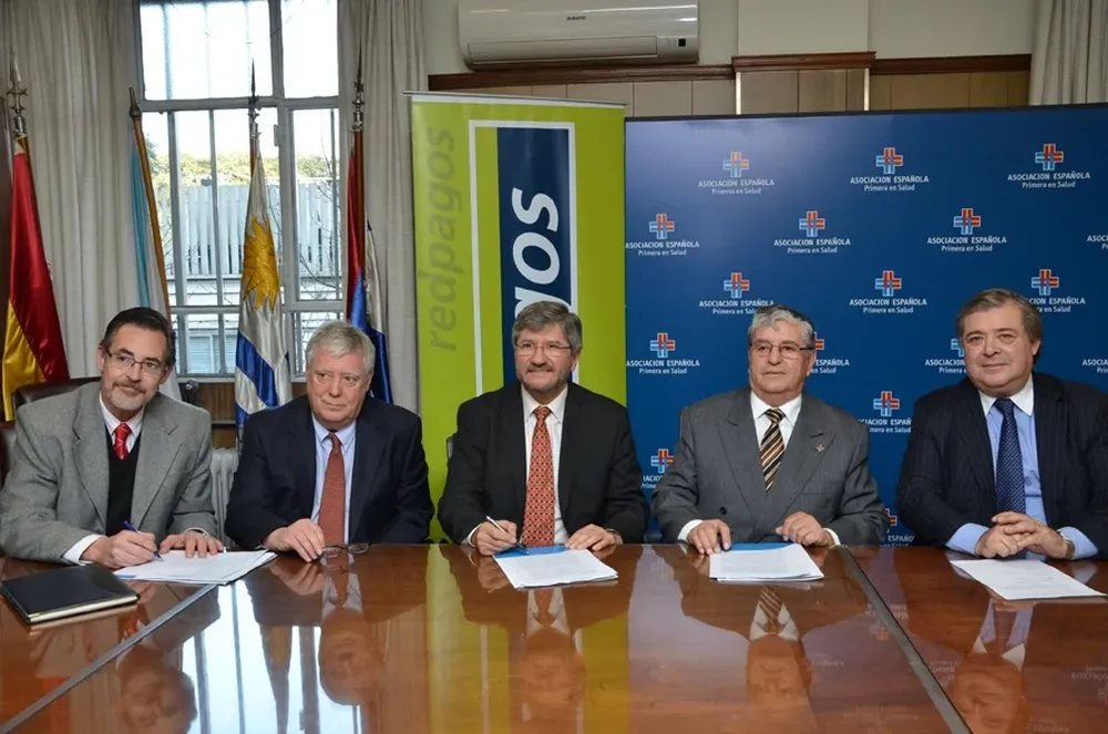 El gerente general de Redpagos, Daniel Bascou; el director de Cambio Sir, Álvaro Rodríguez; el director de Redpagos, Bernardo Leis; el presidente del Consejo Directivo de ASESP, Gerardo García Rial; y el gerente general de ASESP, Julio Martínez