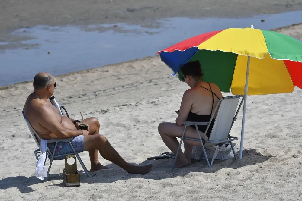 Descanso en arenas del Río de la Plata.