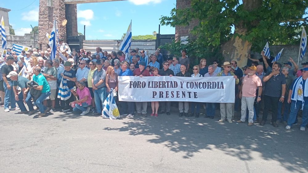 Militares retirados y familiares de presos por delitos de la dictadura manifestándose frente a Domingo Arena