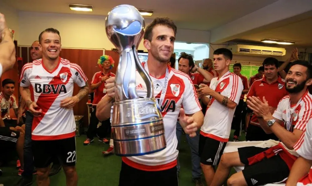 Iván Alonso con la Copa Argentina