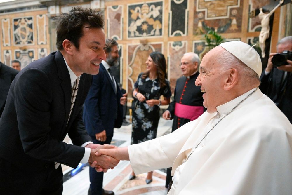 El Papa Francisco recibió al humorista Jimmy Fallon en el Vaticano.