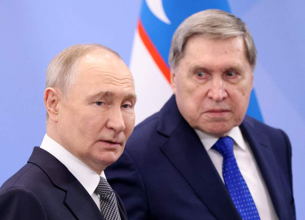 El presidente ruso, Vladimir Putin y su asesor Yuri Ushakov.