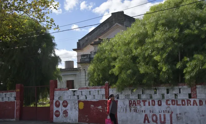 Fachada del viejo cine de Piedras Blancas, sobre José Belloni