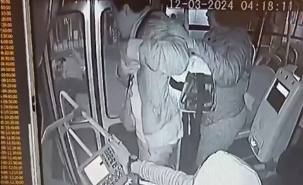 Grabación de cámara de seguridad del ómnibus que muestra la discusión que terminó en el video viral publicado este miércoles